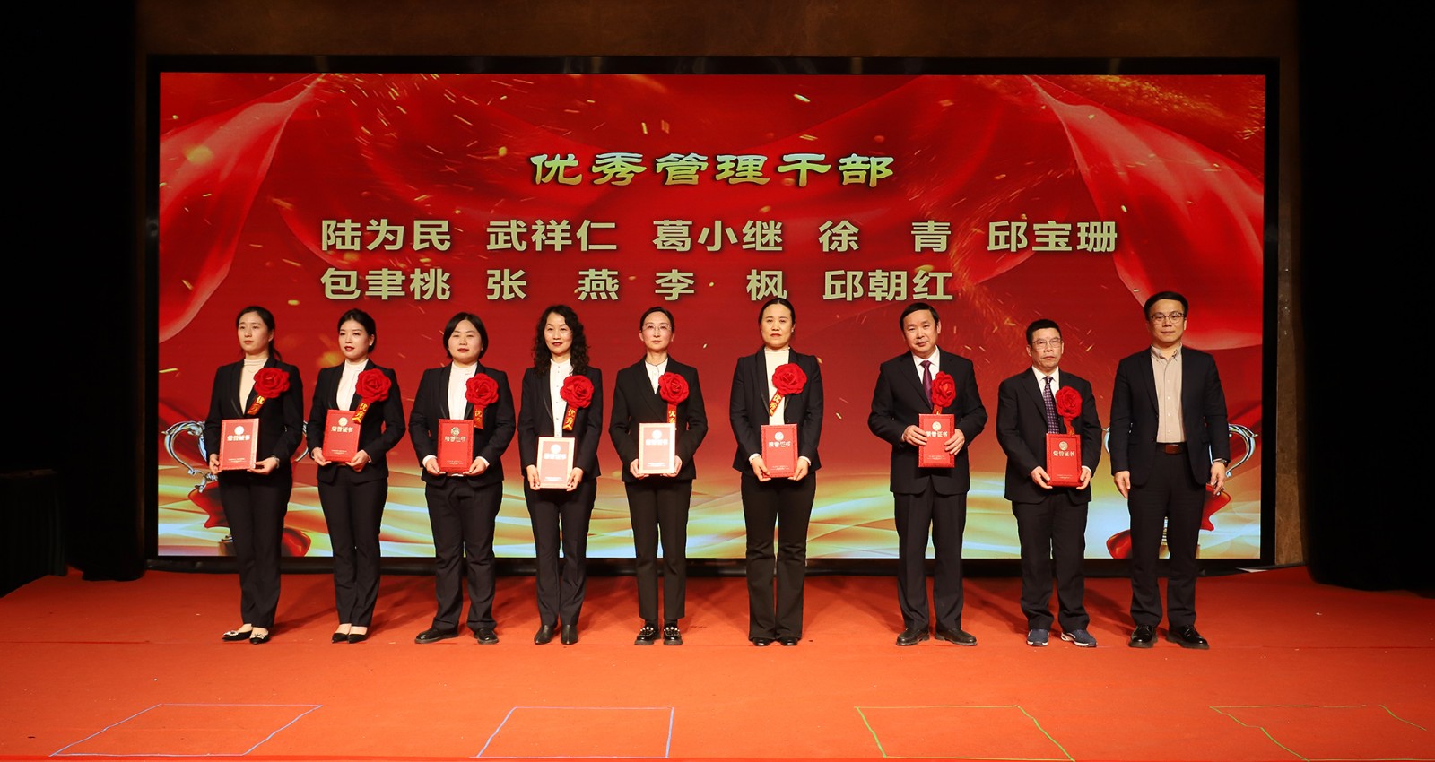 08定稿-新里程(002219)副总裁朱钿为“优秀管理干部”颁发荣誉证书.jpg 08定稿-新里程(002219)副总裁朱钿为“优秀管理干部”颁发荣誉证书.jpg