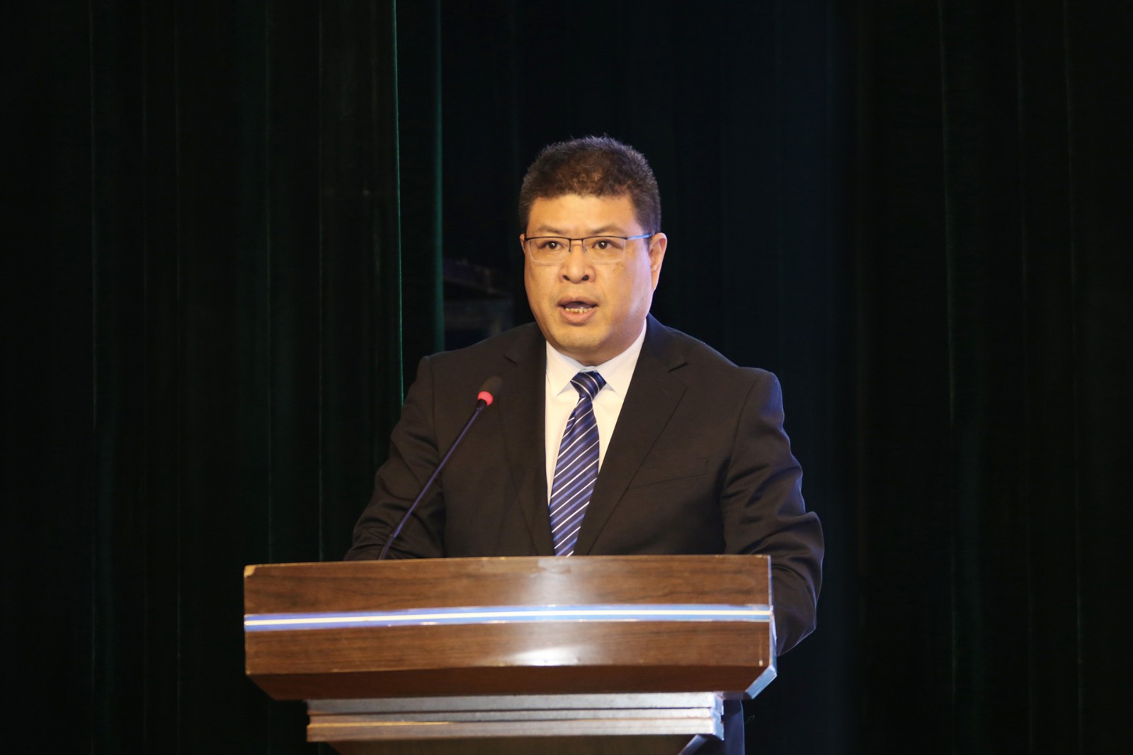 副院长兼创建办主任於晓涛作表态发言.jpg 副院长兼创建办主任於晓涛作表态发言.jpg